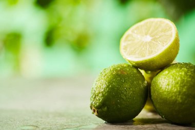 Bütünün seçici odak noktası ve mermer yüzeydeki damlalarla limonları kes 
