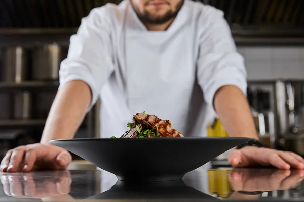 Gedeeltelijk Zicht Chef Kok Buurt Van Gerecht Met Arugula Vlees — Stockfoto