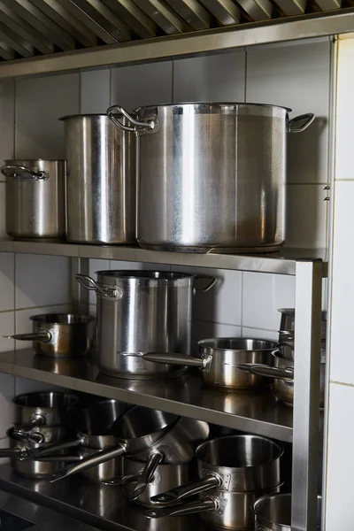 Metalltöpfe Auf Gestell Küche Restaurant — Stockfoto