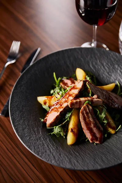 Délicieuse Salade Chaude Avec Roquette Pomme Terre Viande Assiette Noire — Photo