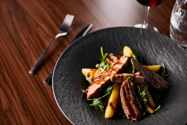 Deliciosa Salada Quente Com Rúcula Batata Carne Placa Preta Mesa — Fotografia de Stock