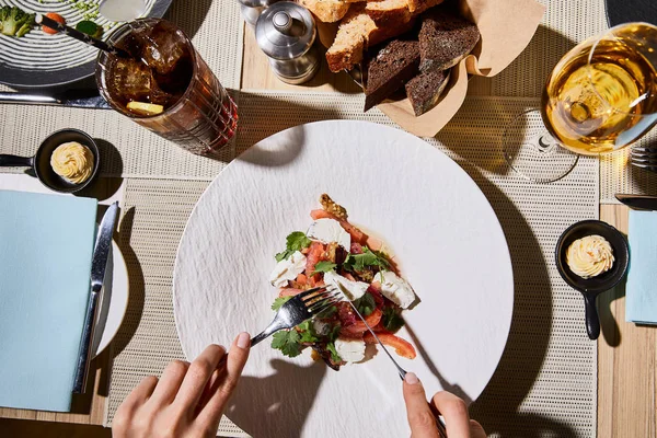 Vista Recortada Mujer Comiendo Delicioso Caviar Berenjena Restaurante — Foto de Stock