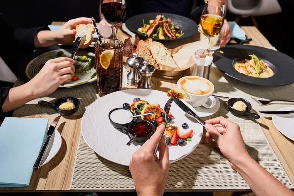 Bijgesneden Uitzicht Vrouw Eten Heerlijke Syrniki Tijdens Het Diner Met — Stockfoto