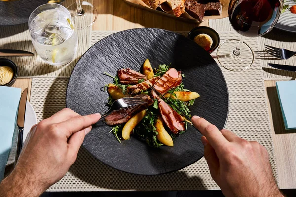 Vista Recortada Del Hombre Comiendo Deliciosa Ensalada Caliente Con Carne — Foto de Stock