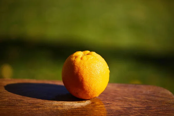 Messa Fuoco Selettiva Arancio Intero Maturo Sul Tagliere Legno — Foto Stock