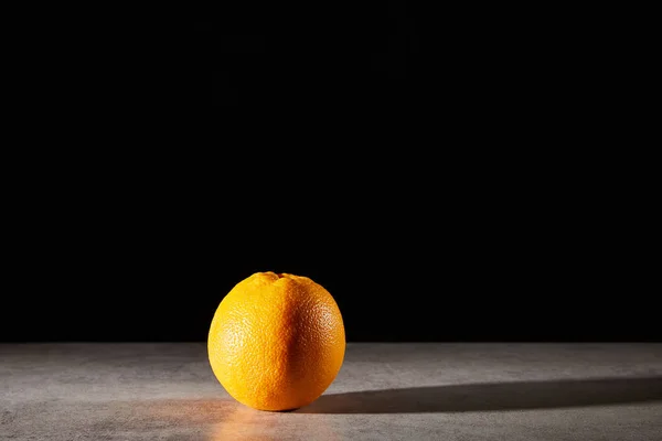 Naranja Entera Madura Aislada Negro Con Espacio Copia — Foto de Stock