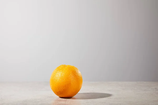 Whole Ripe Orange Grey Background Copy Space — Stock Photo, Image