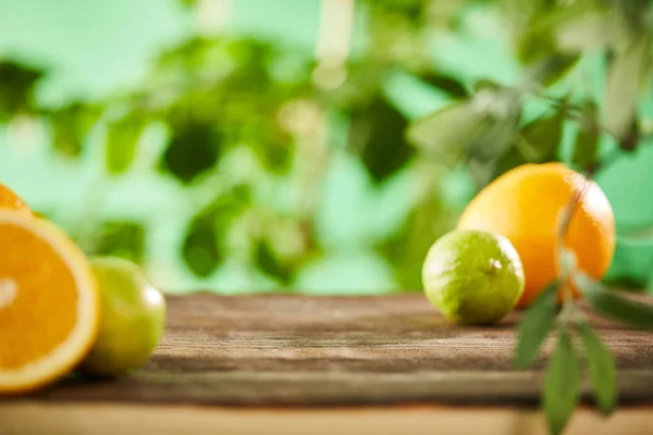 Selective Focus Cut Whole Oranges Limes Wooden Surface — Stock Photo, Image