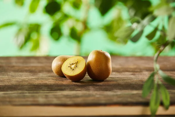 Selektivní Zaměření Řezu Celého Kiwi Dřevěný Povrch — Stock fotografie