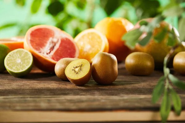 Selectieve Focus Van Snij Hele Kiwi Houten Oppervlak — Stockfoto