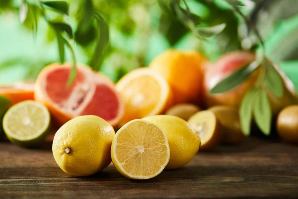 Foco Seletivo Limões Cortados Inteiros Superfície Madeira — Fotografia de Stock
