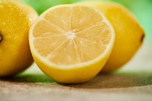 Vista Cerca Limones Enteros Cortados Con Gotas Superficie Mármol —  Fotos de Stock