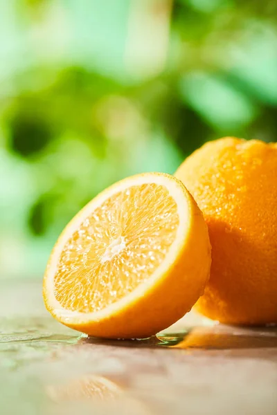 Selective Focus Cut Whole Oranges Drops Marble Surface — Stock Photo, Image