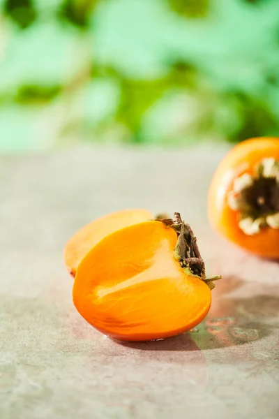 Selectieve Focus Van Hele Gesneden Persimmons Marmeren Oppervlak — Stockfoto