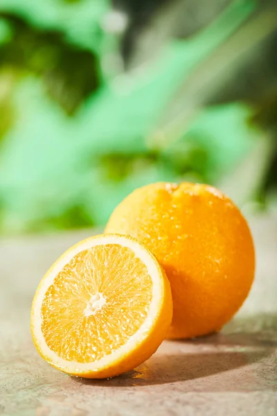 Enfoque Selectivo Corte Naranjas Enteras Con Gotas Superficie Mármol — Foto de Stock