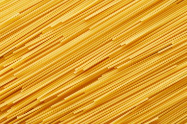 Kusursuz arkaplanlı çiğ spagetti manzarası