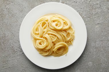 Gri desenli yüzeyde tabakta leziz spagetti manzarası