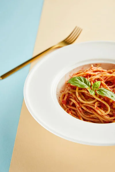 Focalizare Selectivă Spaghetelor Delicioase Sos Roșii Busuioc Farfurie Lângă Furculiță — Fotografie, imagine de stoc