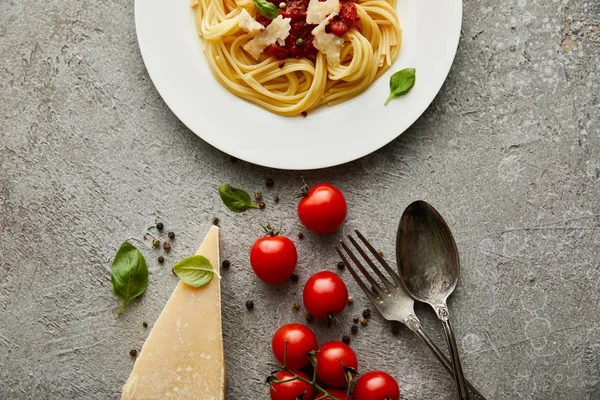 Vedere Sus Spaghete Delicioase Sos Roșii Farfurie Lângă Brânză Roșii — Fotografie, imagine de stoc