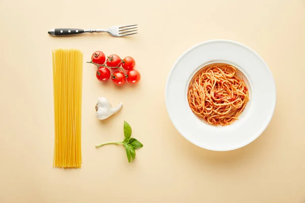 Acostado Plano Con Deliciosos Espaguetis Con Salsa Tomate Plato Cerca —  Fotos de Stock