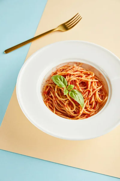 Leckere Spaghetti Mit Tomatensauce Teller Der Nähe Gabel Auf Blauem — Stockfoto