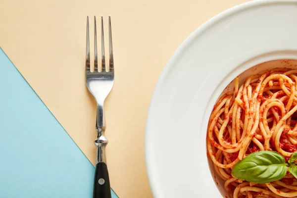 Ovanifrån Läckra Spaghetti Med Tomatsås Plattan Nära Gaffel Blå Och — Stockfoto