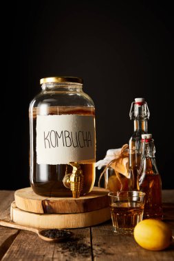 Limon, baharat ve şişelerle kaplanmış cam kavanoz.