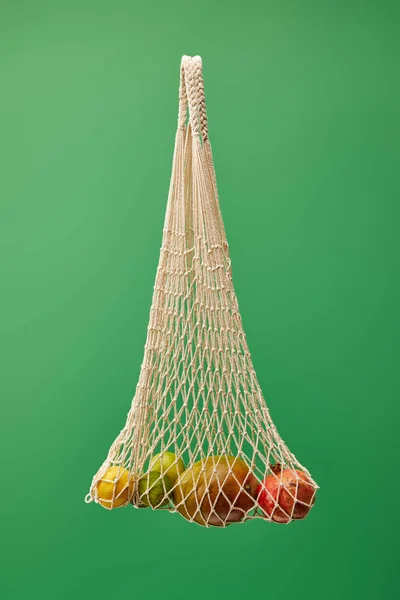 Sac Ficelle Avec Fruits Isolés Sur Fond Vert — Photo