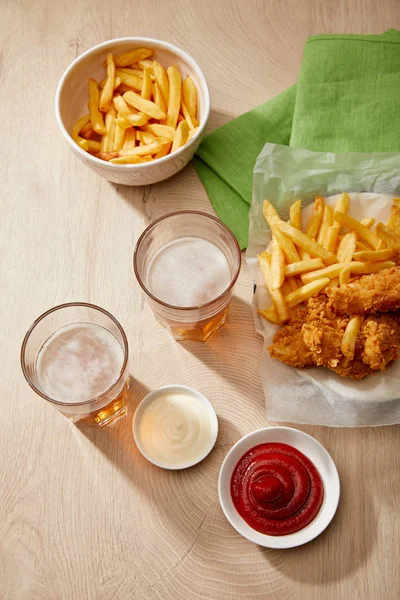 Draufsicht Auf Biergläser Chicken Nuggets Mit Pommes Ketchup Und Mayonnaise — Stockfoto