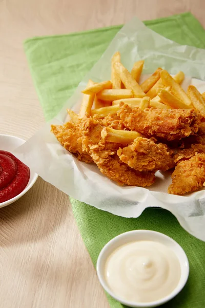 Kycklingnuggets Med Pommes Frites Ketchup Och Majonnäs Träbordet — Stockfoto