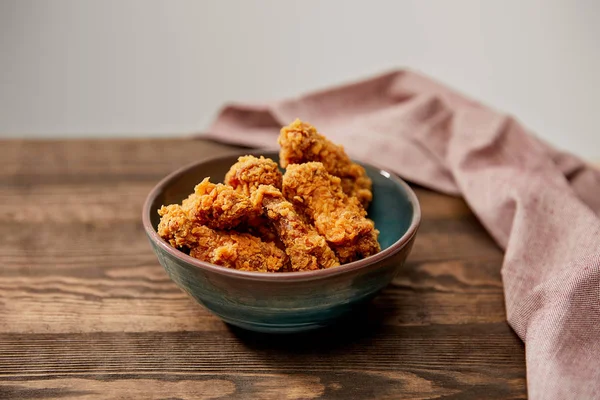 Leckere Chicken Nuggets Schüssel Neben Serviette Auf Holztisch Isoliert Auf — Stockfoto