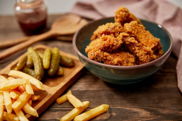 Foco Seletivo Deliciosas Pepitas Frango Batatas Fritas Pepinos Mesa Madeira — Fotografia de Stock