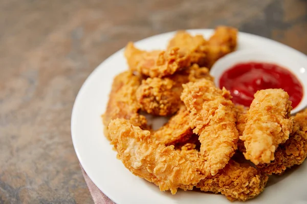 石の表面にケチャップをかけた美味しい鶏のナゲットを間近で見ることができます — ストック写真