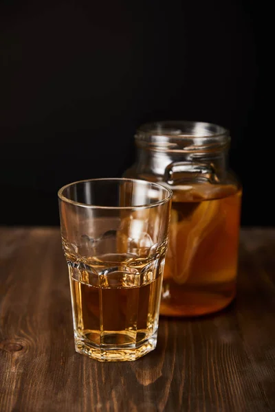 Glas Pot Met Kombucha Houten Tafel Geïsoleerd Zwart — Stockfoto