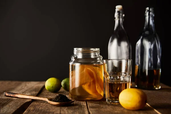 Glasburk Med Kombucha Nära Lime Citron Krydda Och Flaskor Träbord — Stockfoto