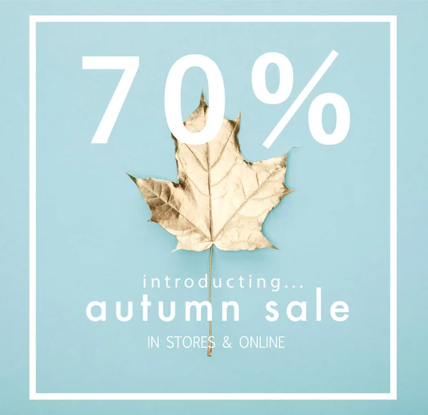 Vrchní Pohled Podzimní Zlatý Javorový List Modrém Pozadí Podzimním Prodejem — Stock fotografie