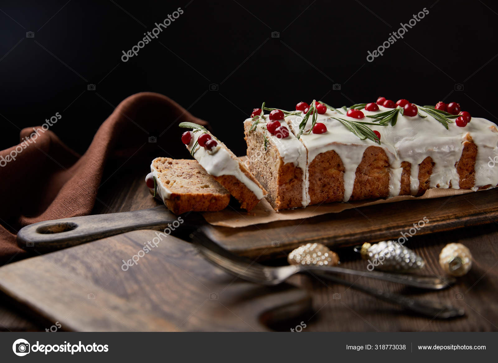Geleneksel Noel Pastası Yaban Mersinli Çatallı Kahverengi Peçeteli