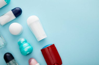 Düz yatıyordu ve mavi arka planda deodorant şişeleri püskürtüyordu.