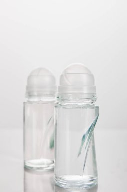 Beyaz üzerine izole edilmiş deodorant şişelerinin seçici odağı