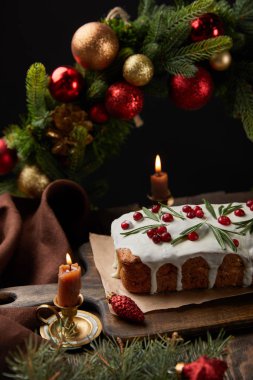 Geleneksel Noel pastası. Noel çelengi yanında. Mücevherli.