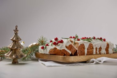 Geleneksel Noel pastası, yaban mersinli, mücevherli ve çamlı mermer masalı gri.