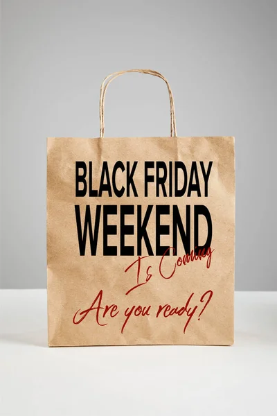 黒の金曜日の週末のイラストがグレー 黒の金曜日のコンセプトで隔離された紙のショッピングバッグ — ストック写真