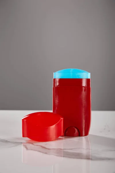 Rolo Vermelho Garrafa Desodorizante Sobre Mesa Mármore Isolado Cinza — Fotografia de Stock