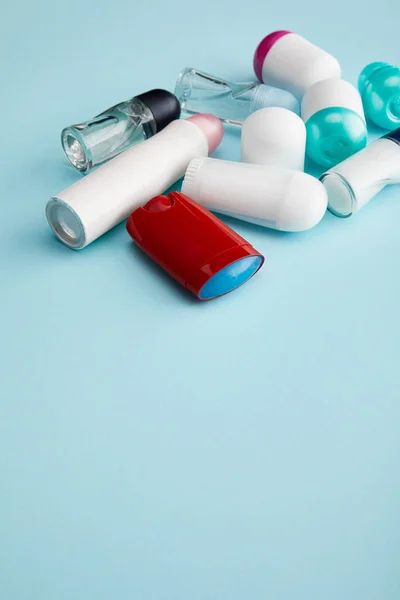 Rol Spray Flessen Deodorant Blauwe Achtergrond Met Kopieerruimte — Stockfoto