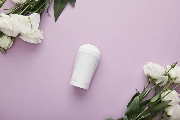 Beyaz Güllü Menekşe Arkaplanındaki Deodorant Şişesinin Üst Görüntüsü — Stok fotoğraf
