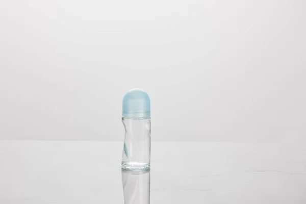 Rotolare Sulla Bottiglia Deodorante Isolato Bianco — Foto Stock