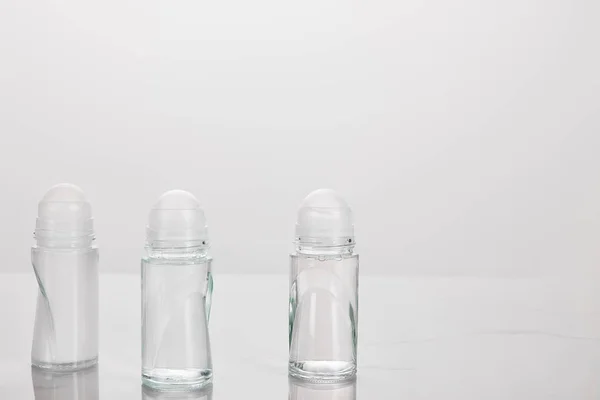 Garrafas Transparentes Desodorizante Isolado Branco — Fotografia de Stock