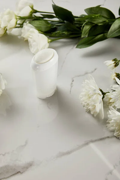 Selektiver Fokus Der Rolle Auf Eine Flasche Deo Mit Blüten — Stockfoto