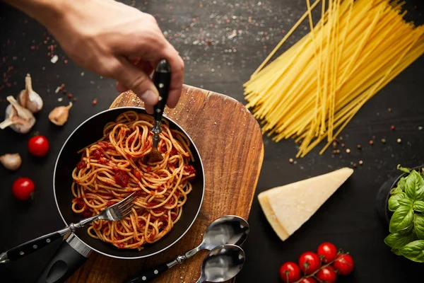 Bijgesneden Beeld Van Mens Zetten Vork Smakelijke Bolognese Pasta Koekenpan — Stockfoto