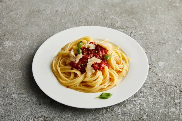 Saborosa Massa Bolonhesa Com Molho Tomate Parmesão Placa Branca Fundo — Fotografia de Stock